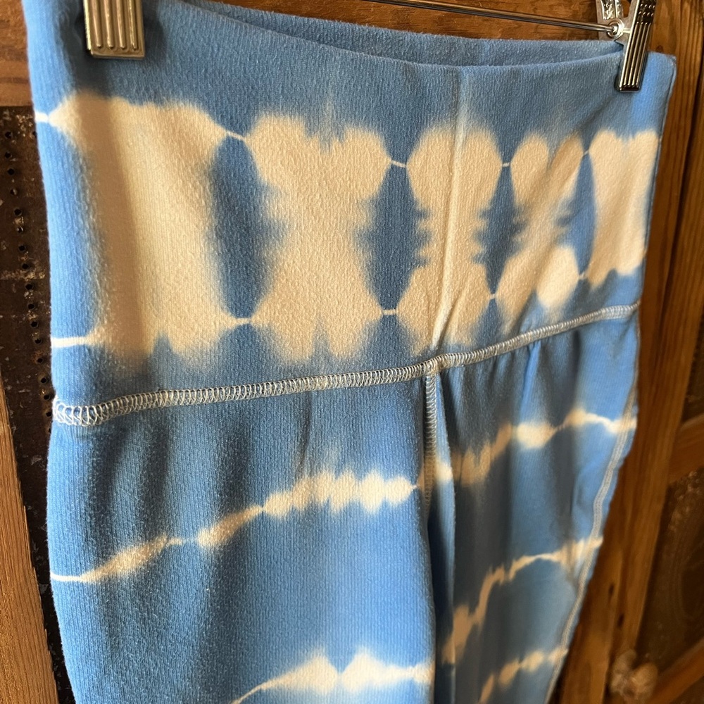 FREE PEOPLE MOVEMENT Blue and White Tie-Dye Leggings - Picture 5 of 7